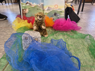 Bild des Buchs mit Murmeltierstofftier und Tüchern